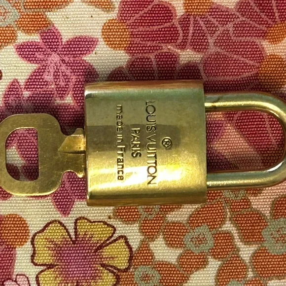 Louis Vuitton Lock/Key Set🌟🌟INCLUDES GOLD LINK CHAIN FOR $125 BUY NOW PRICE - Picture 3 of 8